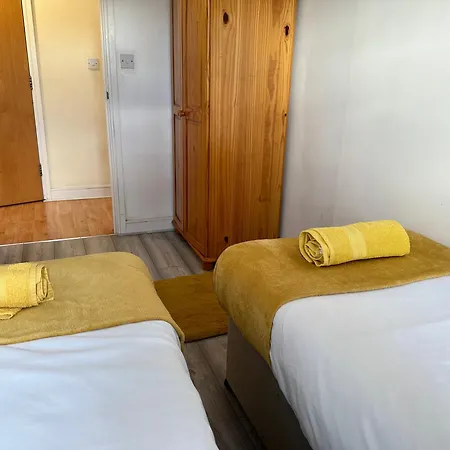 Starlet - 2 Bedroom Near Central Line Apartment