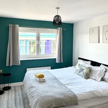 Apartment Starlet - 2 Bedroom Near Central Line London