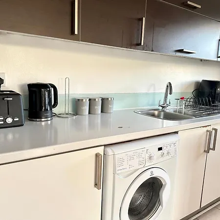 Starlet - 2 Bedroom Near Central Line Apartment *