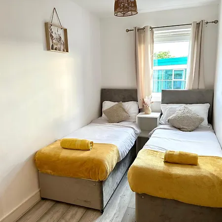 Apartment Starlet - 2 Bedroom Near Central Line *
