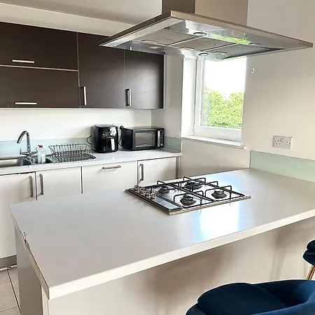 Starlet - 2 Bedroom Near Central Line Apartment *