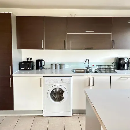 Starlet - 2 Bedroom Near Central Line London