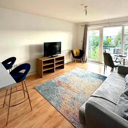 Starlet - 2 Bedroom Near Central Line London