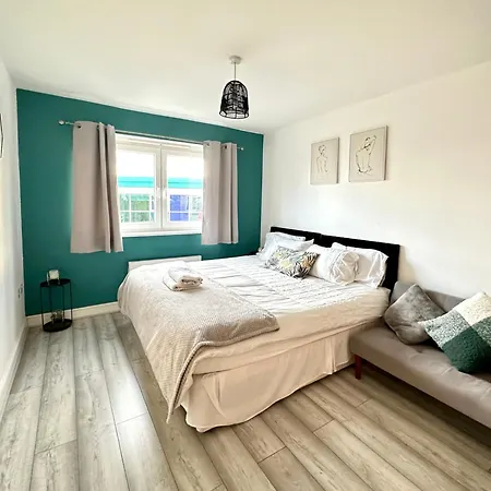 Starlet - 2 Bedroom Near Central Line * London