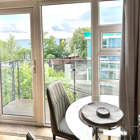 Apartment Starlet - 2 Bedroom Near Central Line London