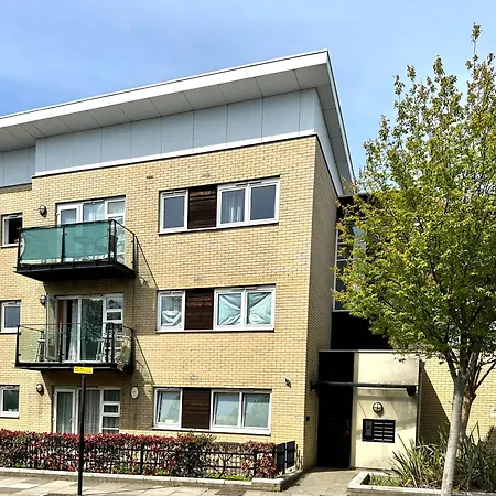 Starlet - 2 Bedroom Near Central Line *