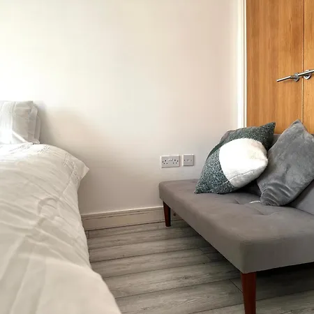 Starlet - 2 Bedroom Near Central Line * London