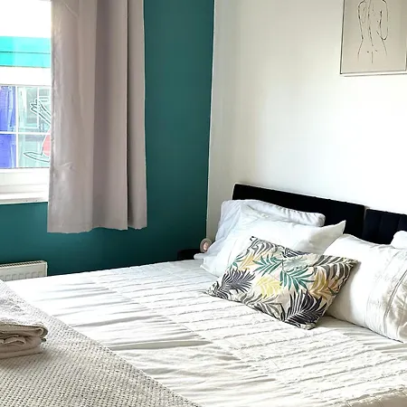 Apartment Starlet - 2 Bedroom Near Central Line London