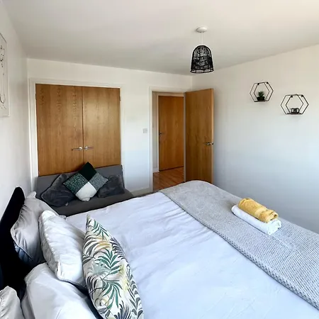 Starlet - 2 Bedroom Near Central Line Apartment *