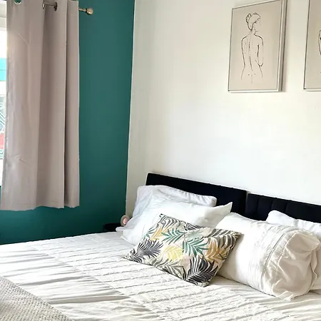 Starlet - 2 Bedroom Near Central Line Apartment *