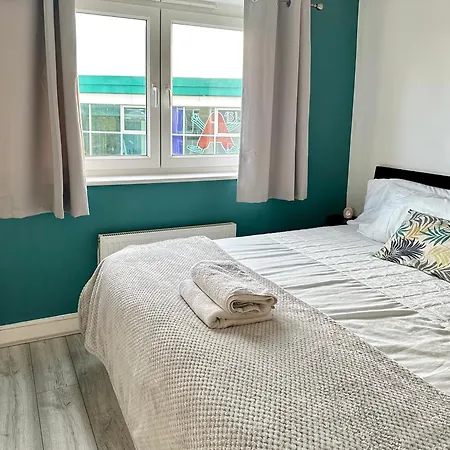 Starlet - 2 Bedroom Near Central Line Apartment London