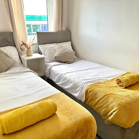 Starlet - 2 Bedroom Near Central Line *