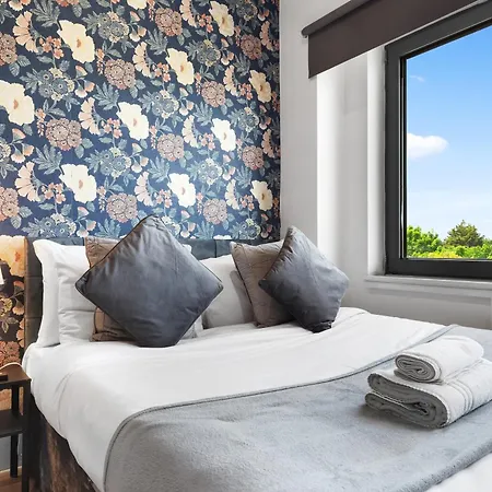 Modern One Bedroom Flat - Sleeps 5 -near Heathrow - Ub3 Apartment *