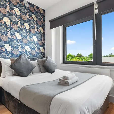 Modern One Bedroom Flat - Sleeps 5 -near Heathrow - Ub3