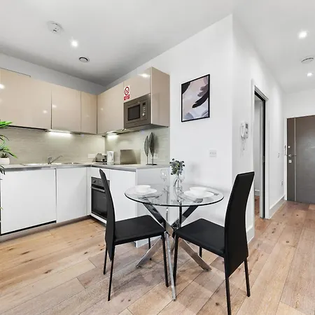 Modern One Bedroom Flat - Sleeps 5 -near Heathrow - Ub3