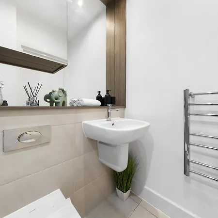 Modern One Bedroom Flat - Sleeps 5 -near Heathrow - Ub3