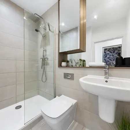 Modern One Bedroom Flat - Sleeps 5 -near Heathrow - Ub3 Apartment