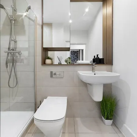 Modern One Bedroom Flat - Sleeps 5 -near Heathrow - Ub3 * London