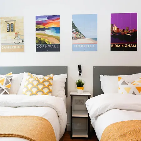 New Luxury In The Heart Of Next To Shops, Cafes, Bars & Metro With Shared Bathrooms * Londres