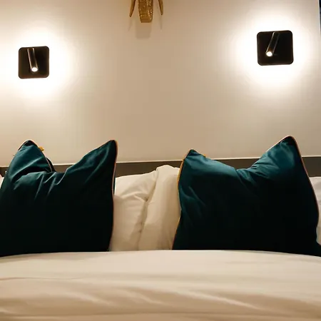 New Luxury In The Heart Of Next To Shops, Cafes, Bars & Metro With Shared Bathrooms Séjour chez l'habitant