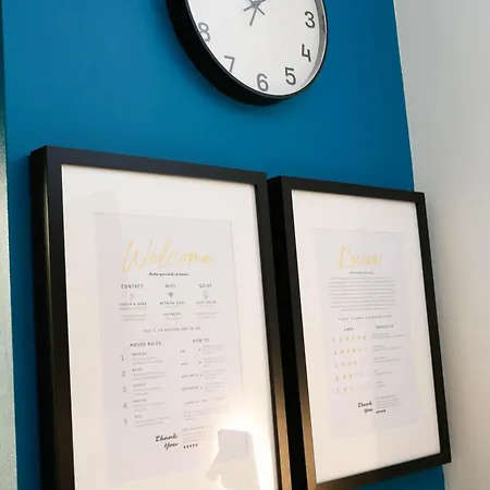 New Luxury In The Heart Of Next To Shops, Cafes, Bars & Metro With Shared Bathrooms