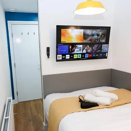 New Luxury In The Heart Of Next To Shops, Cafes, Bars & Metro With Shared Bathrooms Séjour chez l'habitant Londres