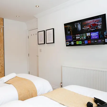 New Luxury In The Heart Of Next To Shops, Cafes, Bars & Metro With Shared Bathrooms *