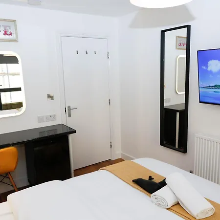 New Luxury In The Heart Of Next To Shops, Cafes, Bars & Metro With Shared Bathrooms Londres