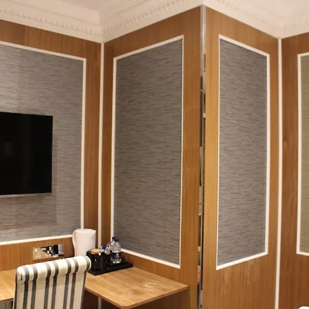 Cheshire Hotel 3*