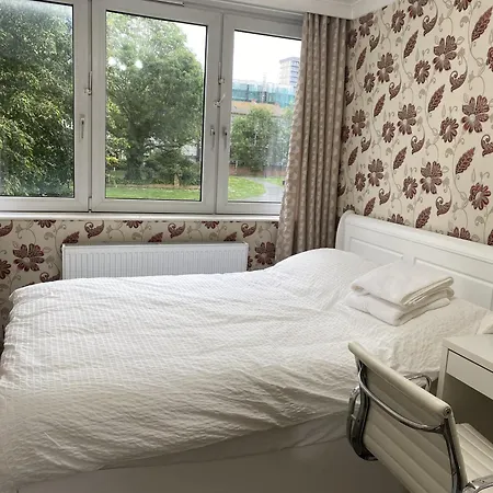 Apartment Luxury 3 Bedroom Flat With Garden
