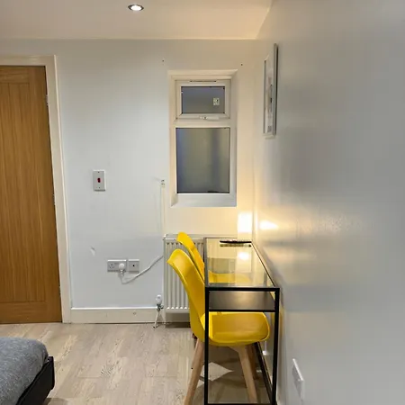 Guest house Cozy En-suite Near Stratford *