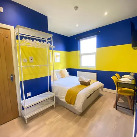 Cozy En-suite Near Stratford Guest house