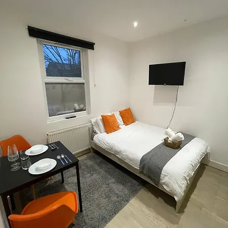 Cozy En-suite Near Stratford Guest house