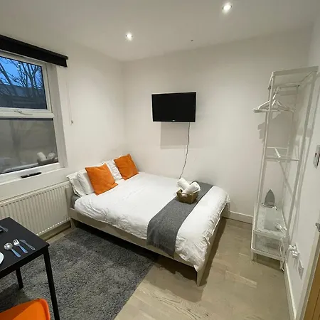 Cozy En-suite Near Stratford Guest house