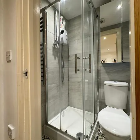 Guest house Cozy En-suite Near Stratford *