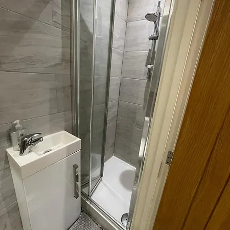 Cozy En-suite Near Stratford Guest house
