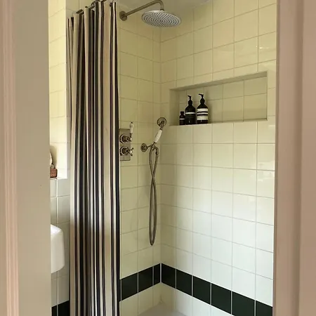 Entire Spacious Loft Studio-own Bathroom & Kitchen Within Victorian Terraced Homestay *