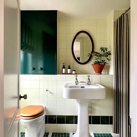Homestay Entire Spacious Loft Studio-own Bathroom & Kitchen Within Victorian Terraced London
