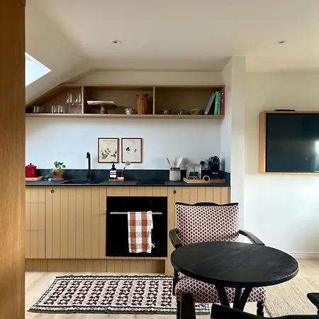 Entire Spacious Loft Studio-own Bathroom & Kitchen Within Victorian Terraced
