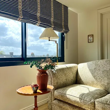 Entire Spacious Loft Studio-own Bathroom & Kitchen Within Victorian Terraced Homestay *