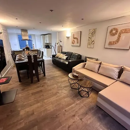 The Urban Retreat 4bdr Sleep 14 *