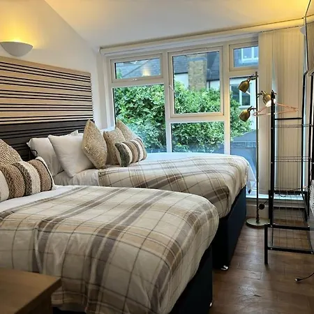 The Urban Retreat 4bdr Sleep 14 Holiday home London