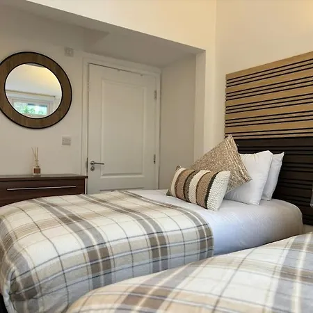 The Urban Retreat 4bdr Sleep 14 Holiday home