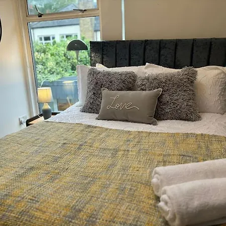 The Urban Retreat 4bdr Sleep 14 Holiday home *
