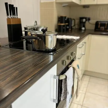 The Urban Retreat 4bdr Sleep 14 * London