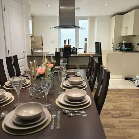 Holiday home The Urban Retreat 4bdr Sleep 14 London
