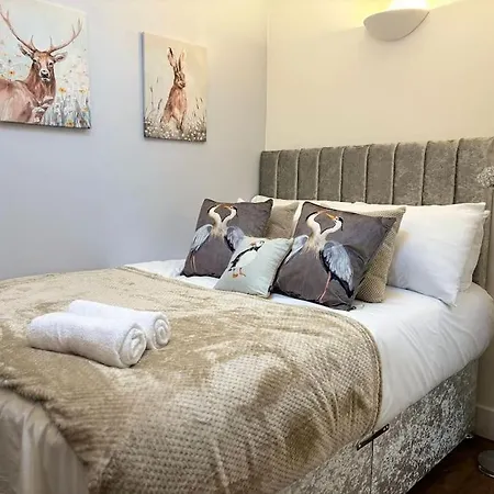 The Urban Retreat 4bdr Sleep 14 *