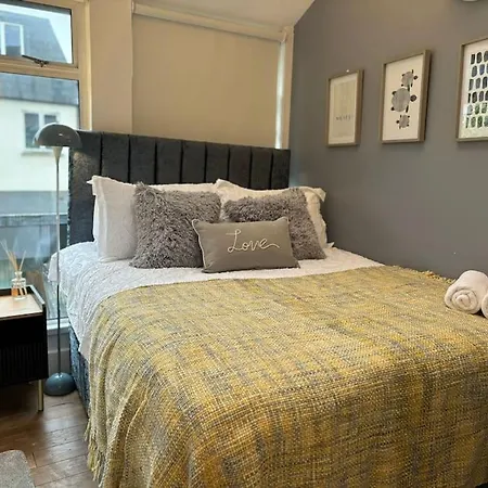 The Urban Retreat 4bdr Sleep 14 London