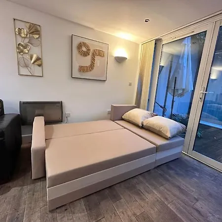The Urban Retreat 4bdr Sleep 14 Holiday home London