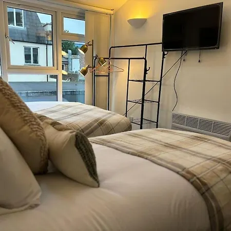 The Urban Retreat 4bdr Sleep 14 * London